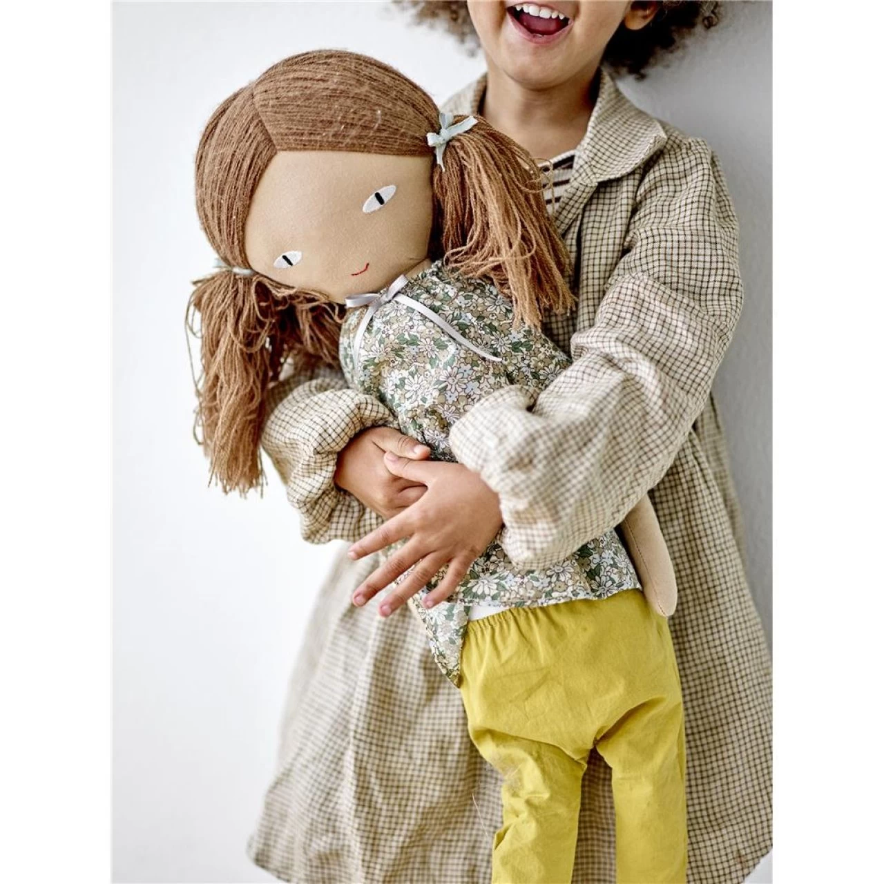 Bloomingville Lilo Puppe Gelb Baumwolle Stoffpuppe Stoffspielzeug Dänisches Design 2 Bloomingville Lilo Puppe Gelb Baumwolle Stoffpuppe Stoffspielzeug Dänisches Design – Bild 2