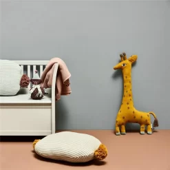 OYOY Stofftier Noah Giraffe Süßes Baby Kinder Kissen Großes Kuschelkissen Schmusekissen Baumwolle 64x27 Cm -Spielzeug Geschäft xoyo 1100814 4 1280x1280