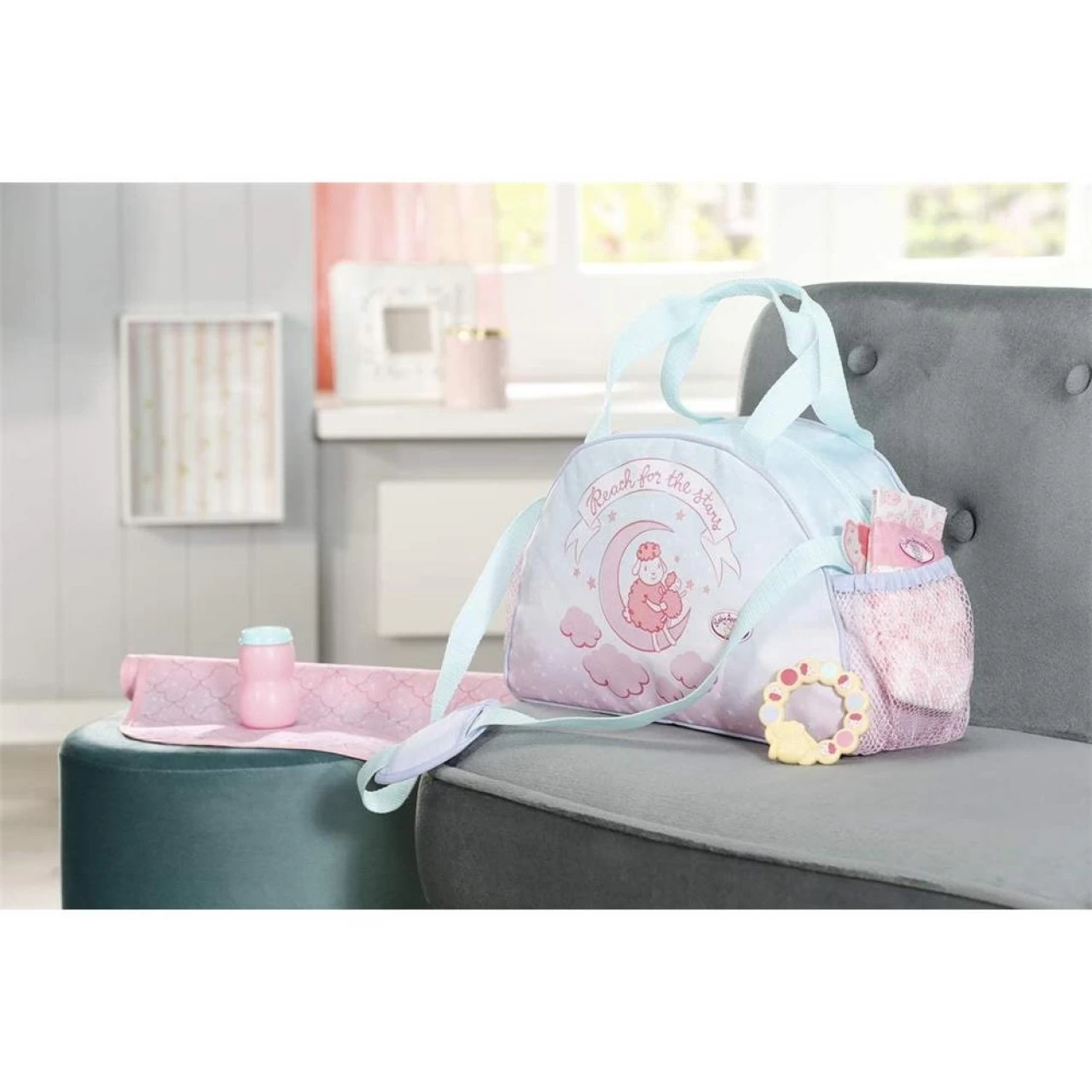 Zapf Creation 703151 Baby Annabell Wickeltasche Mit Wickelunterlage, Windel, Puderdose Und Beißring, Puppenzubehör 36-43 Cm 2 Zapf Creation 703151 Baby Annabell Wickeltasche Mit Wickelunterlage, Windel, Puderdose Und Beißring, Puppenzubehör 36-43 Cm – Bild 2